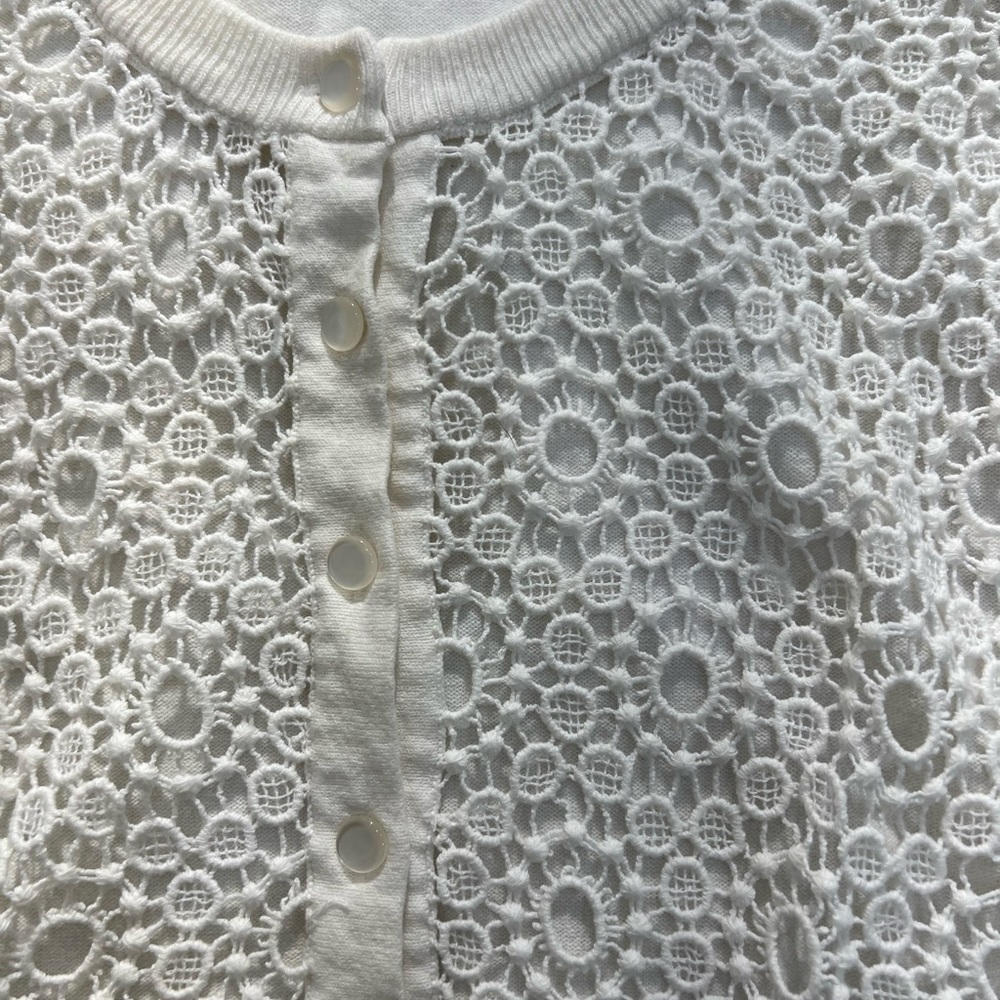 Cotton sweater with 3/4 sleeves.